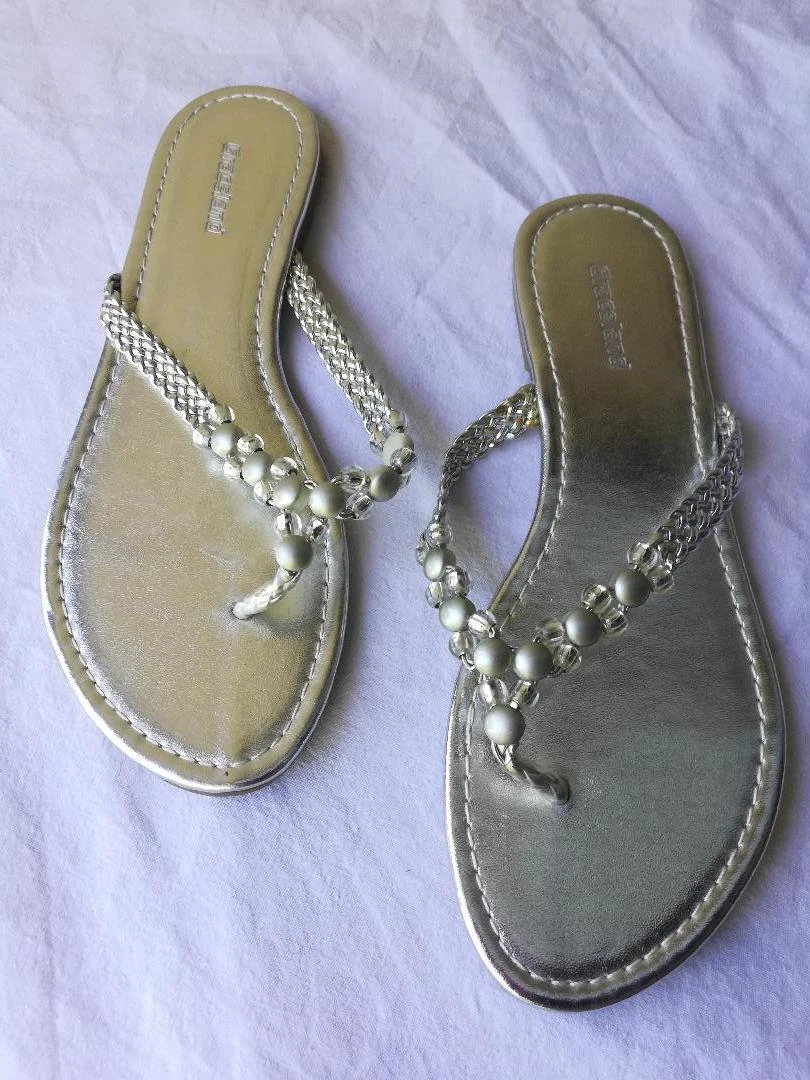 Sandalias entre dedos/Tongas plateadas con cuentas talla 38 - nuevas – photo 6